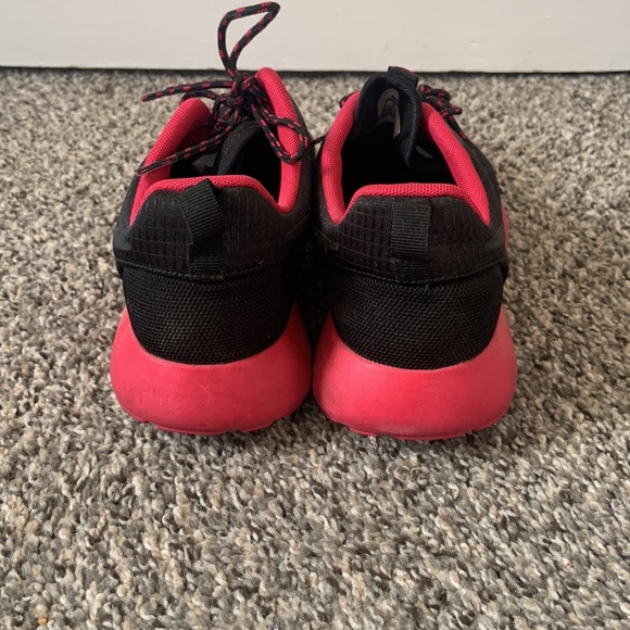 Size 8.5 black and pink Nike roshes - Picture 3 of 4